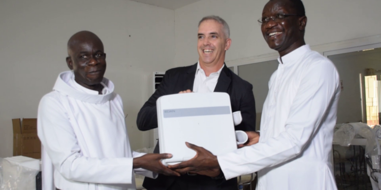 Thies – L’Ambassadeur d’Israël au Sénégal octroie du matériel médical à l’hôpital Saint Jean de Dieu