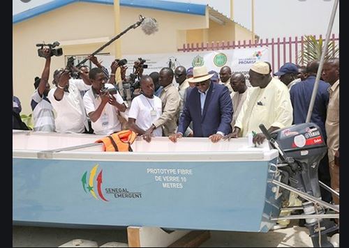 Une cérémonie de remise de pirogues en fibre de verre, mardi