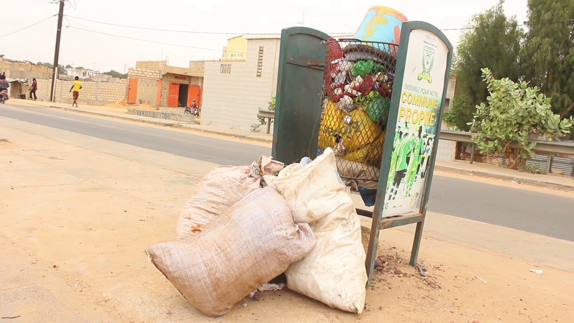 Thiès – Les ordures ménagères jalonnent les deux voies de Nguinth