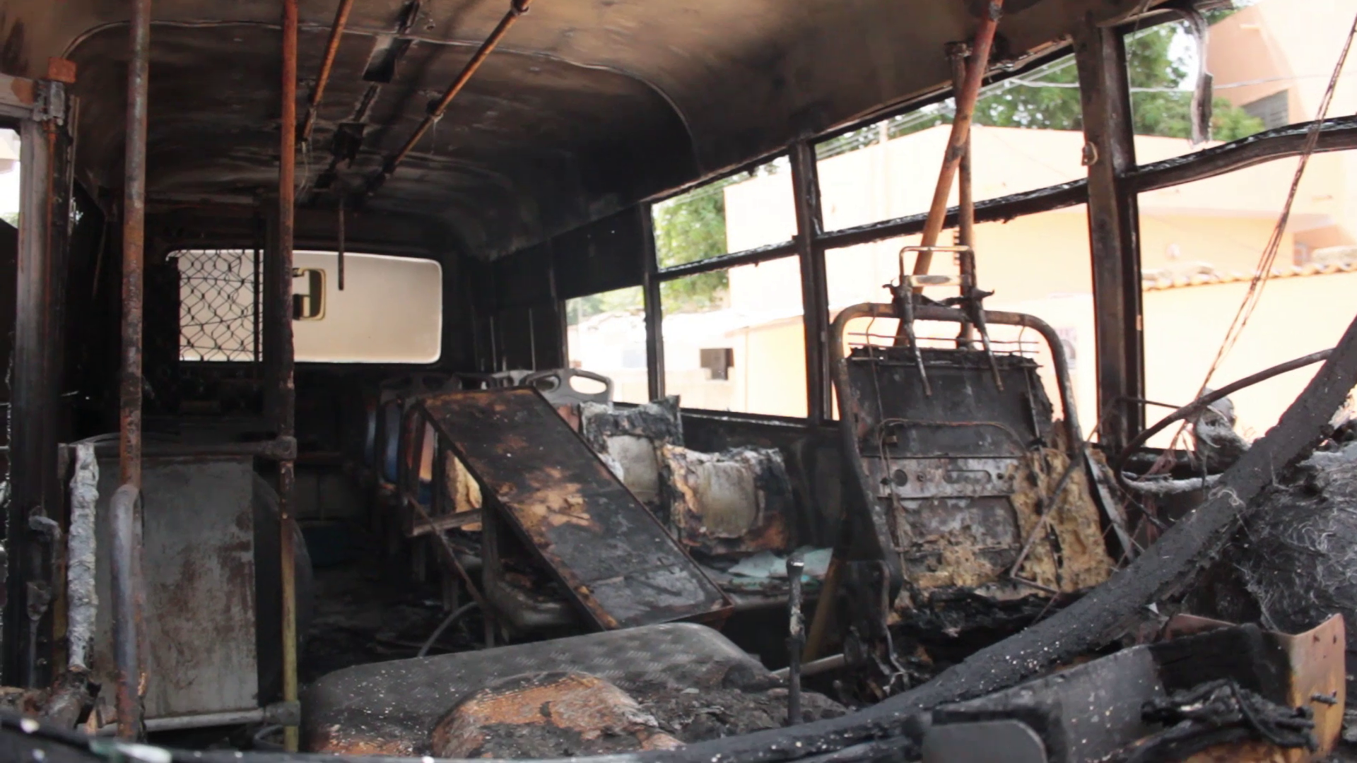 Thiès – Acte de vandalisme : 3 Bus Tata réduits en cendres à Medina Fall