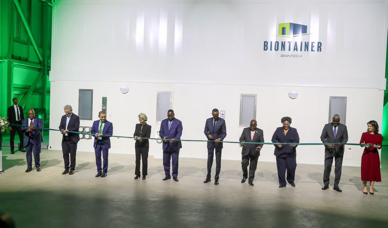 Kigali – Le Président Sall a assisté à l’inauguration de l’usine de production de vaccins ARN