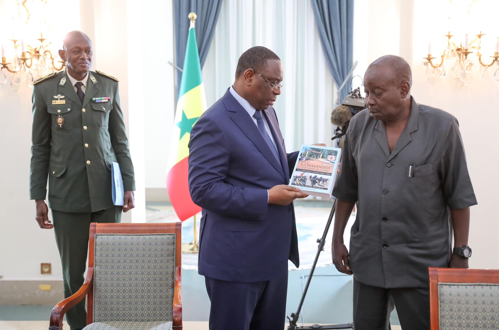 Un livre sur “Les Commandos, une Unité de Gloire : de la Création à l’Apogée.” présenté au Chef de l’Etat