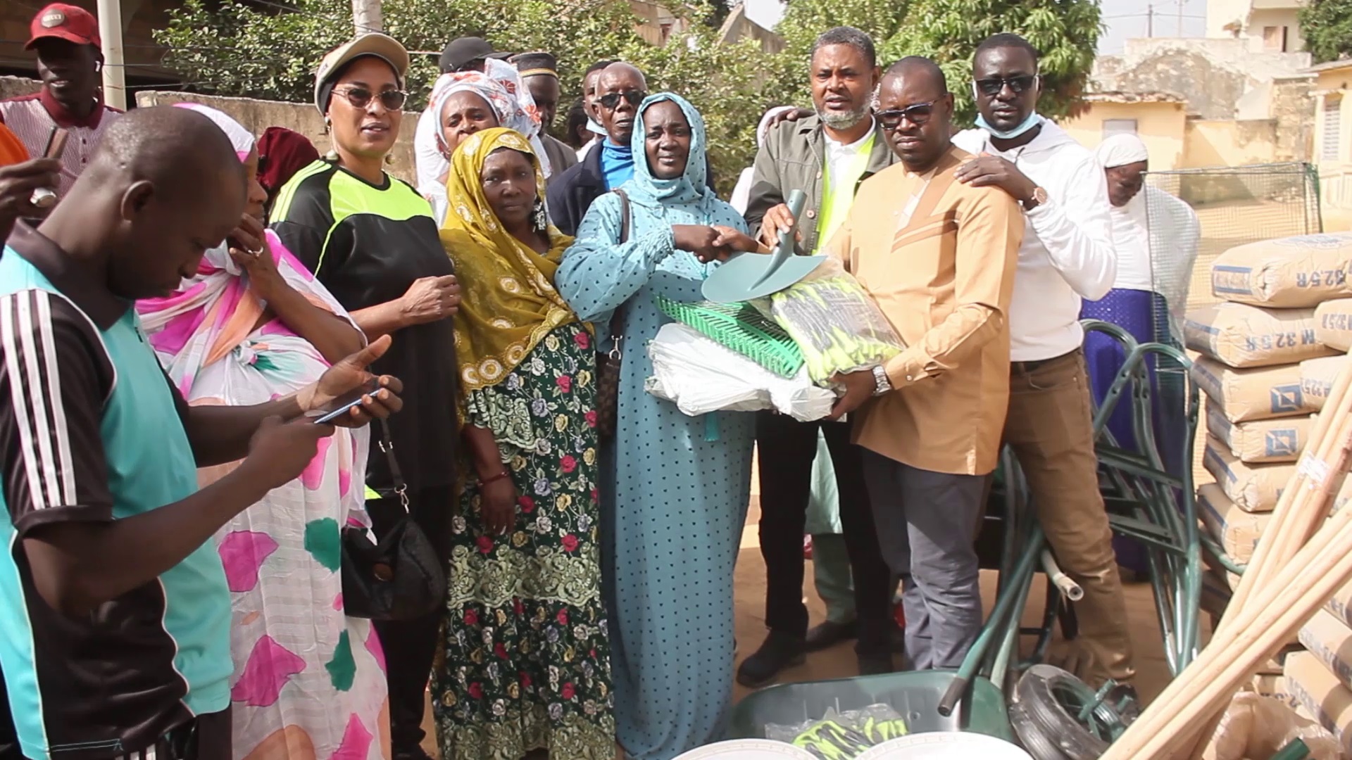 Thiès – Réfection des rues au quartier Cité Lamy : Thierno Alia Mbengue apporte des lots de matériel