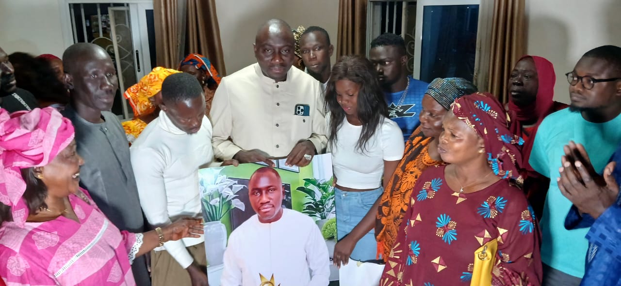 VIDEO – Apres le cambriolage au Groupe Prestige, les militants de Thiès Ca Kanam expriment leur solidarité au PDG