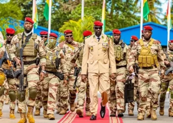 Guinée : Mamadi Doumbouya déploie l’armée face au Liberia et à la Sierra Leone