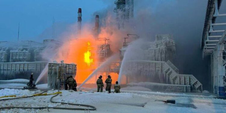 L’intensification des frappes ukrainiennes sur des sites pétroliers russes porte-t-elle ses fruits?