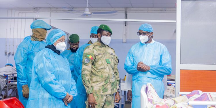 Visite du Président de la Transition aux blessés et condoléances à la famille du Général de corps d’Armée Sadio CAMARA