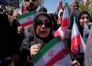 Iran: des centaines de milliers de personnes rassemblées pour rendre hommage à Ali Khamenei