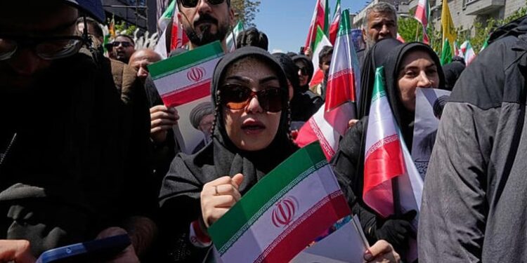 Iran: des centaines de milliers de personnes rassemblées pour rendre hommage à Ali Khamenei