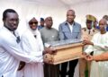  Le ministre délégué chargé de l’Élevage, Me Ousmane Diagne a procédé à la remise de ruches aux acteurs du secteur de l’apiculture