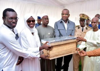 Le ministre délégué chargé de l’Élevage, Me Ousmane Diagne a procédé à la remise de ruches aux acteurs du secteur de l’apiculture
