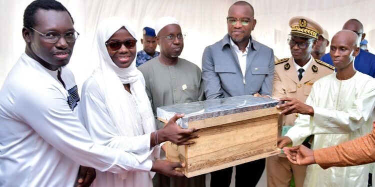  Le ministre délégué chargé de l’Élevage, Me Ousmane Diagne a procédé à la remise de ruches aux acteurs du secteur de l’apiculture