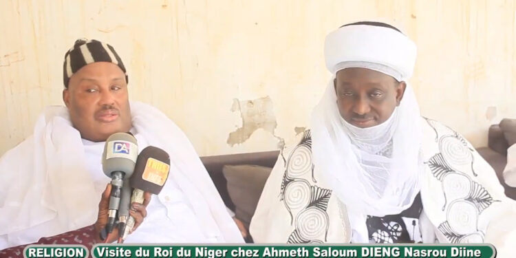 Thiès – Visite de courtoisie de sa Majesté Alfaizé Seydou Issa du Niger chez Ahmed Saloum Dieng