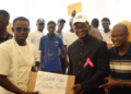 VIDEO – Rentrée 2026 : Le Maire de Notto Diobass, Alioune Sarr remet des kits scolaires aux élèves de sa commune