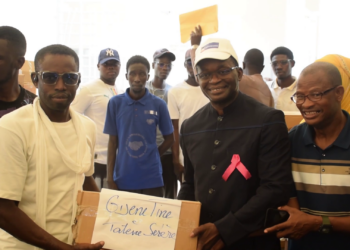 VIDEO – Rentrée 2026 : Le Maire de Notto Diobass, Alioune Sarr remet des kits scolaires aux élèves de sa commune