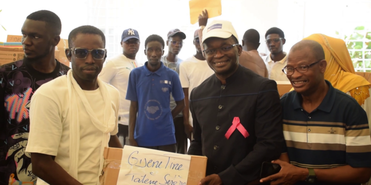 VIDEO – Rentrée 2026 : Le Maire de Notto Diobass, Alioune Sarr remet des kits scolaires aux élèves de sa commune