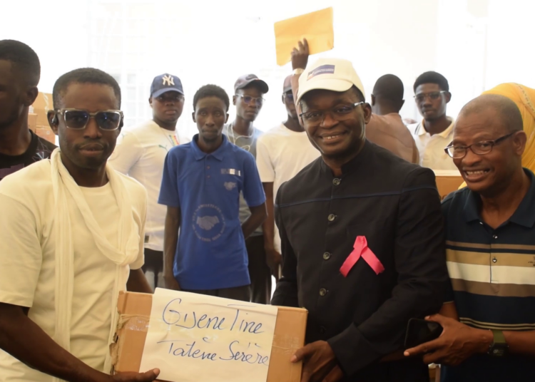 VIDEO – Rentrée 2026 : Le Maire de Notto Diobass, Alioune Sarr remet des kits scolaires aux élèves de sa commune